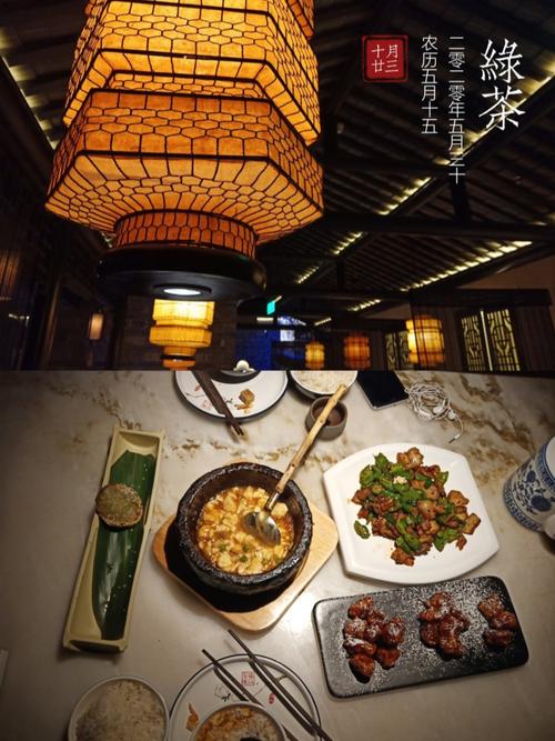 冰沙不太行,完全速冻,和捞王的丝滑天差地别 小炒肉简直油腻到飞起